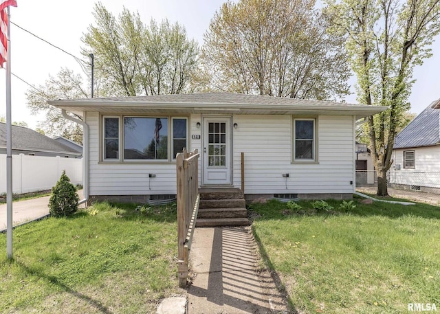 view of front facade featuring fence and a front yard
