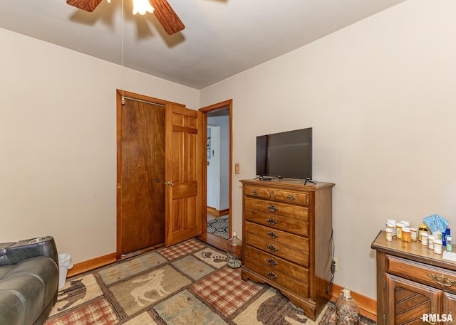 bedroom with baseboards, a ceiling fan, and a closet