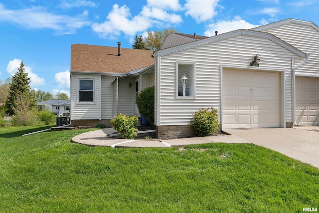 view of front of house featuring roof with shingles, an attached garage, concrete driveway, and a front lawn
