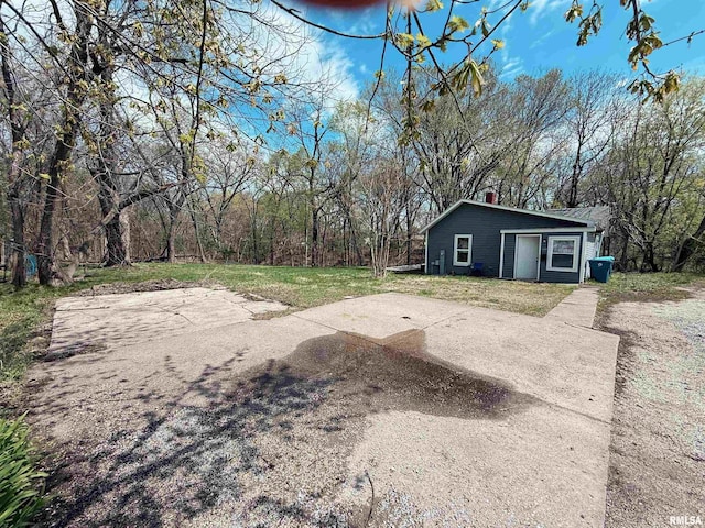 view of yard with an outbuilding
