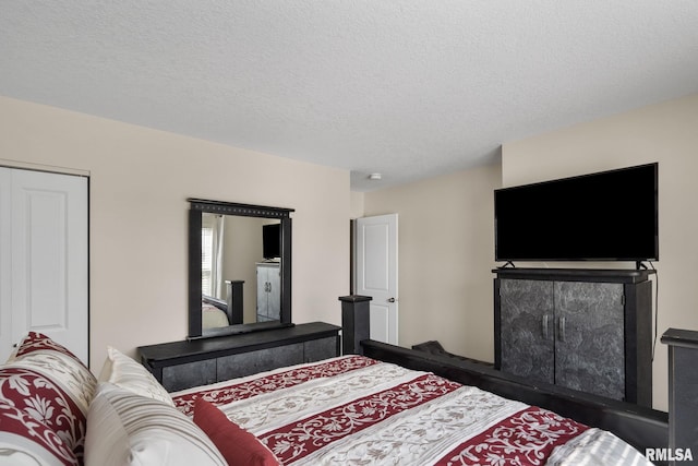 1824 S 5th St, Eldridge, IA 52748 - bedroom featuring a textured ceiling