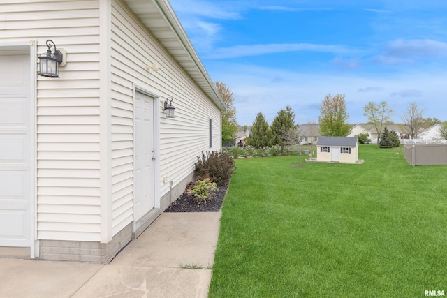 view of yard with an outdoor structure and a garage