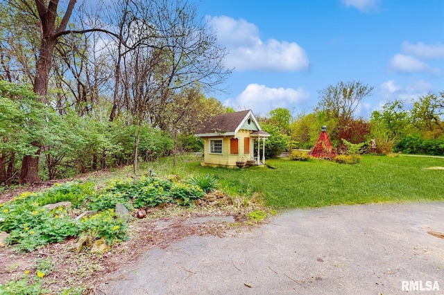 view of yard featuring an outbuilding