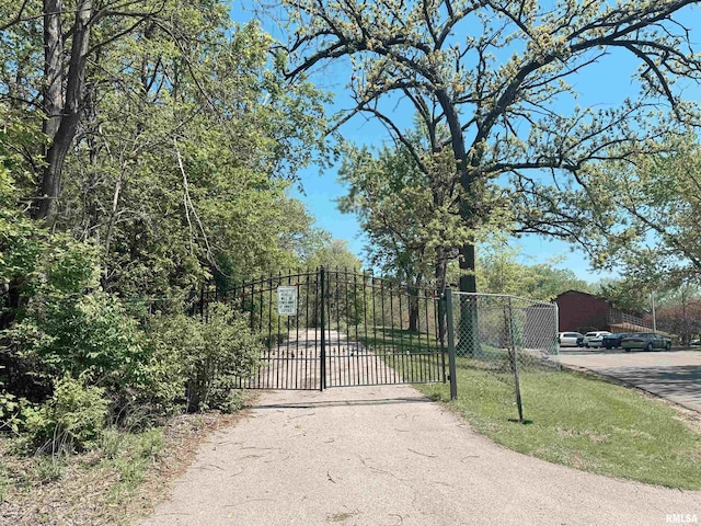 315 N 9th St, Clinton, IA 52732 - room layout