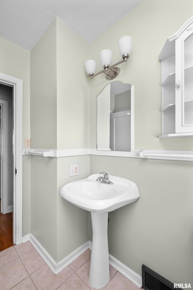 bathroom featuring visible vents, baseboards, and tile patterned floors