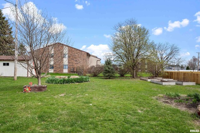 view of yard with a garden