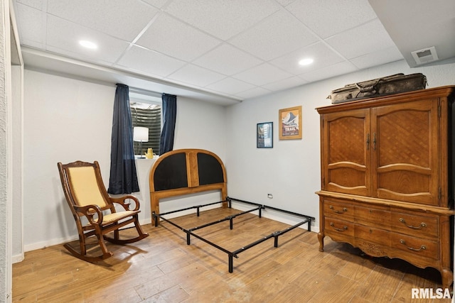 living area featuring recessed lighting, visible vents, a paneled ceiling, and light wood-style floors