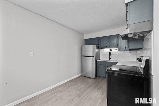 kitchen with tasteful backsplash, electric range oven, freestanding refrigerator, baseboards, and light wood-type flooring