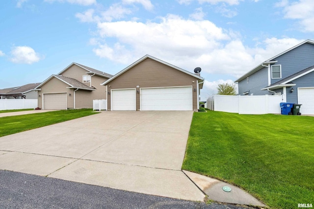 view of front of property featuring a detached garage, fence, and a front yard