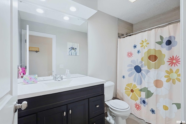 full bath with toilet, recessed lighting, curtained shower, and vanity