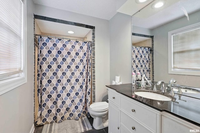 full bath with toilet, recessed lighting, curtained shower, and vanity