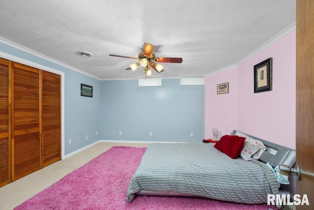 bedroom with ceiling fan, carpet, visible vents, ornamental molding, and a closet