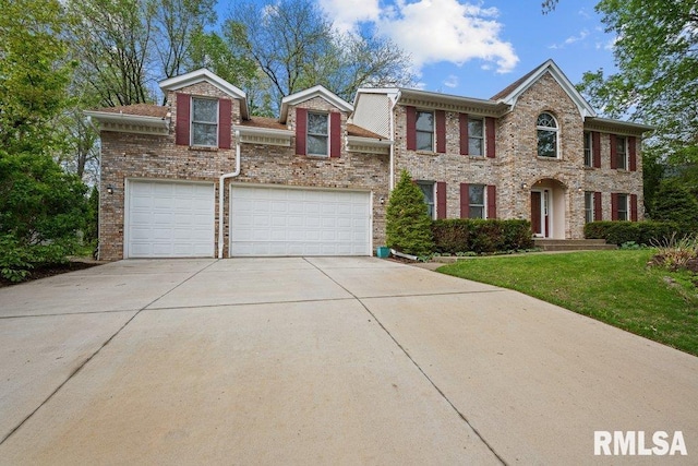 view of front of house featuring brick siding, driveway, and a front yard