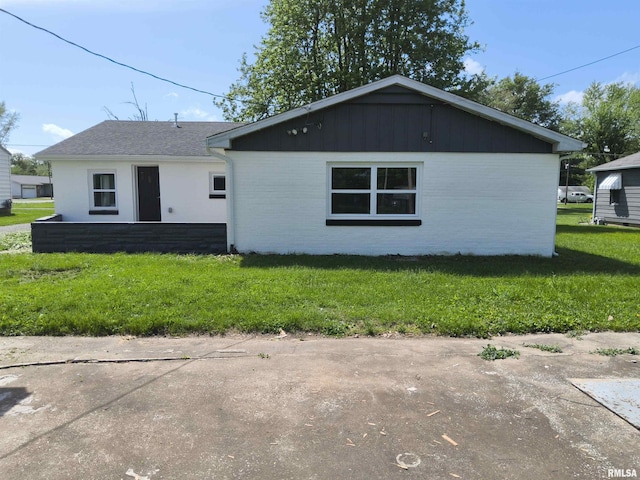 116 Ballantine St, Duquoin, IL 62832 - view of front of home with brick siding and a front lawn