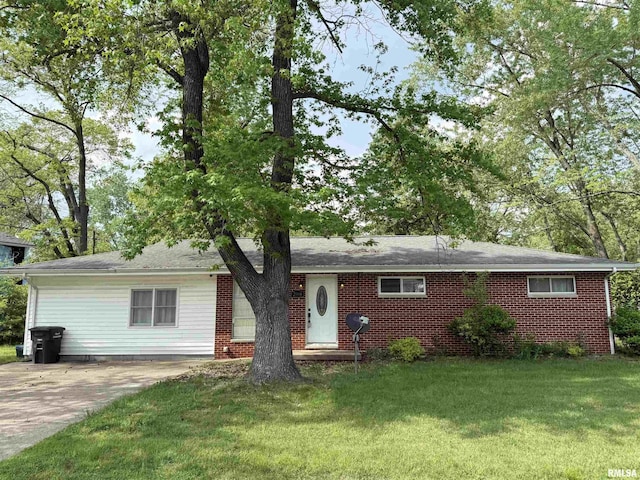 2000 W Gray Dr, Carbondale, IL 62901 - single story home with brick siding, driveway, and a front yard