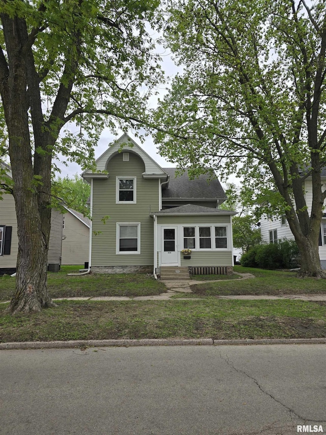traditional home with a front lawn