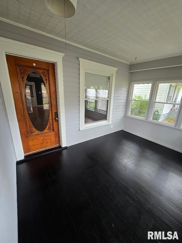 property entrance featuring a porch