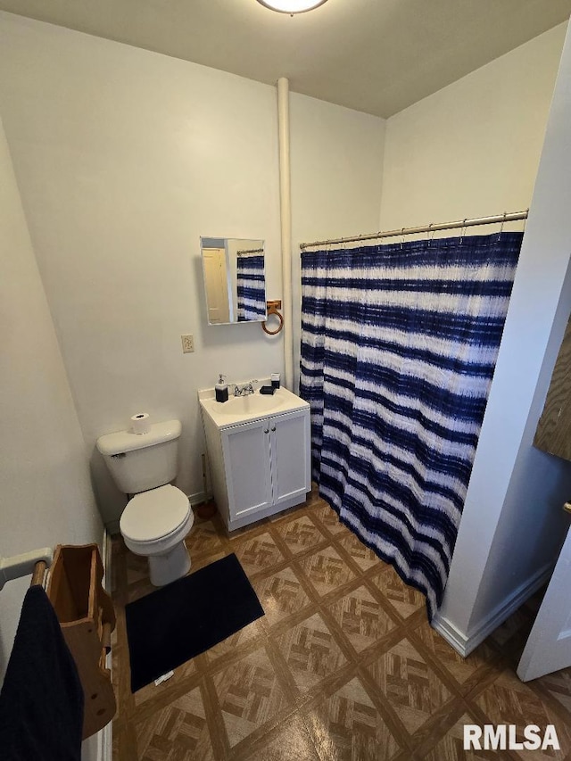 818 16th Ave, Fulton, IL 61252 - bathroom with vanity, baseboards, curtained shower, and toilet