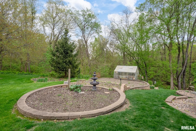 view of yard featuring an exterior structure and an outdoor structure