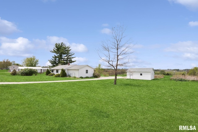 view of yard with an outdoor structure