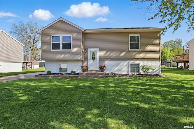 822 W Donahue St, Eldridge, IA 52748 - view of front facade featuring a front yard