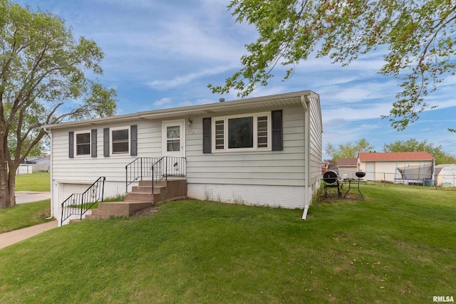 view of front of house featuring fence, a garage, and a front yard