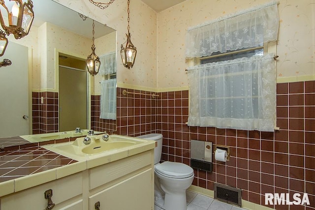 full bathroom with tile walls, a wainscoted wall, and visible vents