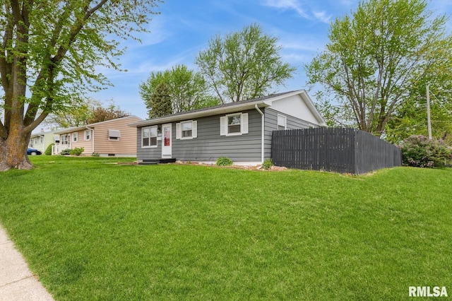 ranch-style house featuring a front lawn, fence, and entry steps