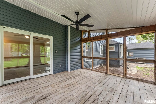 full bath with double vanity, washtub / shower combination, plenty of natural light, and a sink