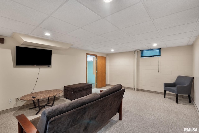 living room featuring a drop ceiling, baseboards, carpet, and recessed lighting