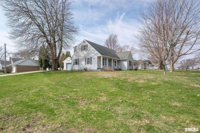 view of front of property featuring a front lawn