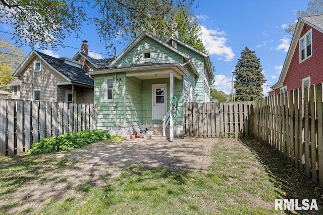2350 Jefferson Ave, Davenport, IA 52803 - bungalow-style home featuring a fenced backyard