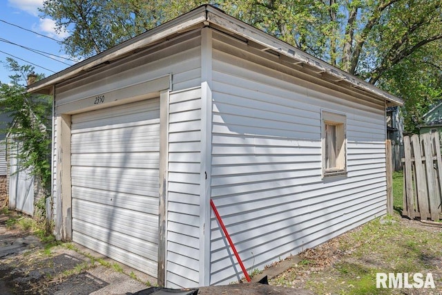 2350 Jefferson Ave, Davenport, IA 52803 - detached garage featuring fence