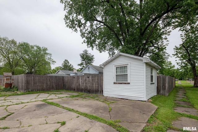 301 N 11th St, Herrin, IL 62948 - view of side of property with a patio