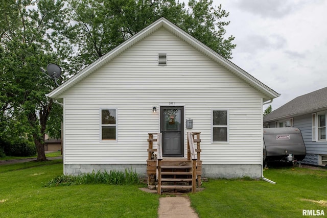 301 N 11th St, Herrin, IL 62948 - rear view of house with a yard