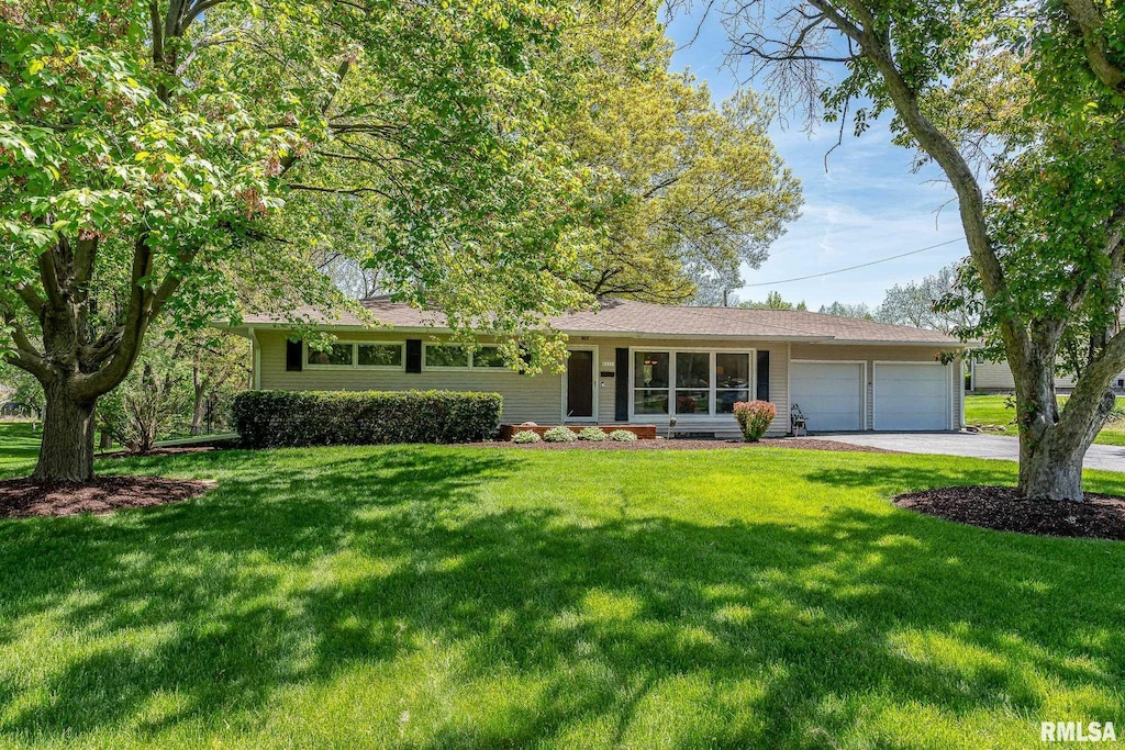 4427 Jersey Ridge Rd, Davenport, IA 52807 - ranch-style home featuring an attached garage, a front lawn, and driveway
