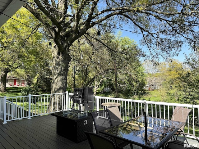 deck with outdoor dining space