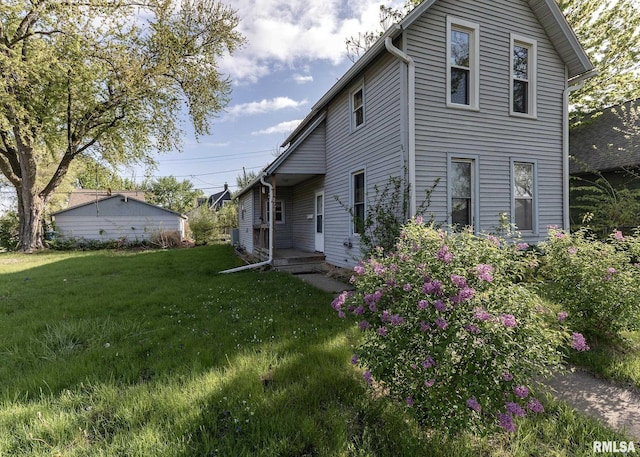 traditional-style house featuring a front lawn