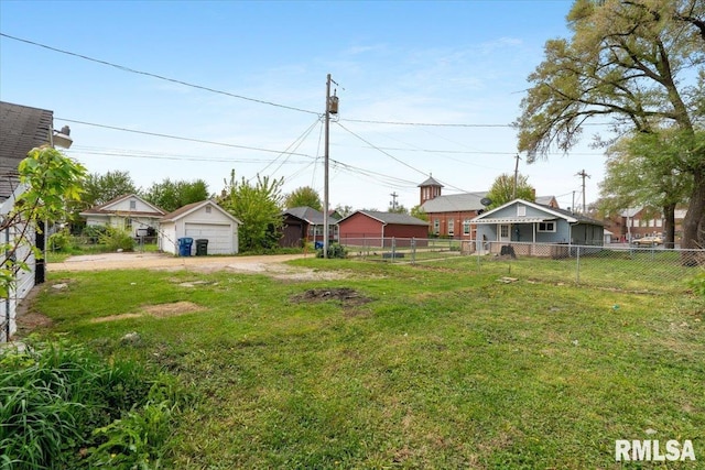 view of yard featuring a detached garage