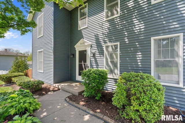 4690 Lindbergh Dr, Bettendorf, IA 52722 - doorway to property featuring fence