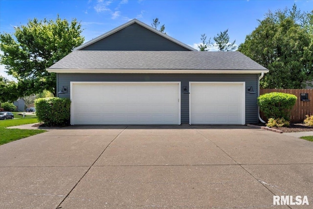4690 Lindbergh Dr, Bettendorf, IA 52722 - detached garage with fence