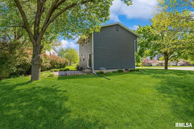 1960 Tam-O-Shanter Dr, Bettendorf, IA 52722 - view of side of property with a lawn