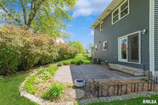 1960 Tam-O-Shanter Dr, Bettendorf, IA 52722 - view of yard with a patio and central AC unit