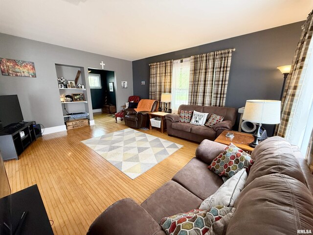 101 S Stewart St, Geneseo, IL 61254 - living room featuring wood finished floors and baseboards