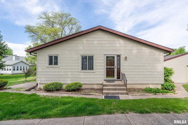 view of front of home featuring a front yard