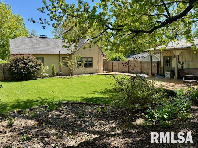 view of yard featuring a patio