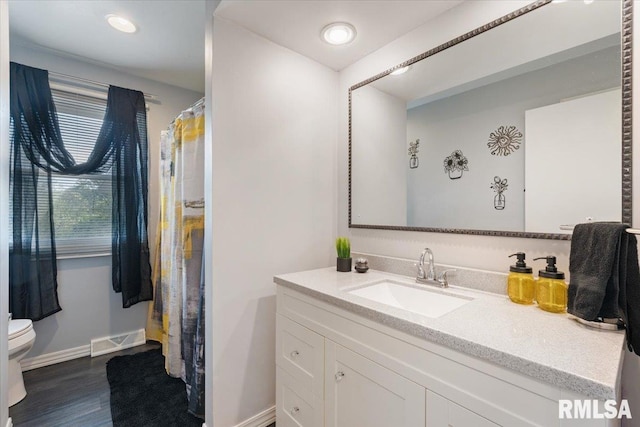 full bath with baseboards, wood finished floors, toilet, vanity, and a shower with curtain