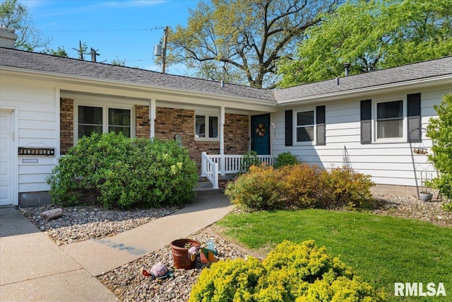 view of front of property featuring a porch and a front yard