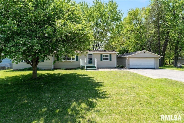 view of front of home featuring a detached garage, an outbuilding, and a front yard