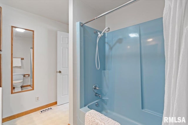 full bath with shower / bath combination with curtain, baseboards, and toilet